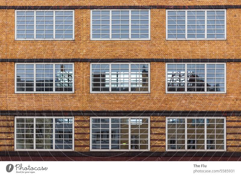 Dreimal drei - Fassade eines Fabrikgebäudes Farbfoto Industrie Gebäude Architektur Menschenleer Außenaufnahme Industrieanlage Bauwerk Tag Mauer Fenster alt Wand