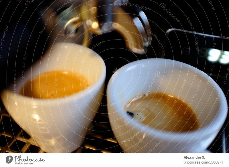 Zwei Espressotassen unter einem Siebträger einer Espressomaschine siebträgermaschine Kaffee Kaffeemaschine Koffein Tassen Kaffeetrinken Kaffeepause Heißgetränk