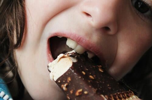 Eisgenuss Schokolade abbeißen essen Zähne Kindheit Süßigkeiten Zahngesundheit Gesundheit ungesund Zahnschmelz Kindergarten Erziehung Ernährung Genuss Biss