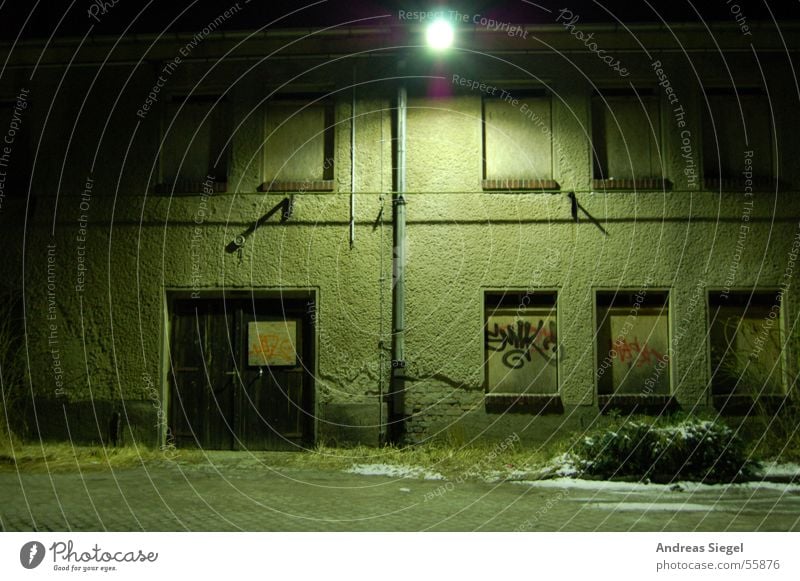Es war einmal... Gewerbe Schmiererei leer Nacht Laterne zugenagelt Wildau Winter dunkel Beleuchtung verfallen Industrie Kunstwerk Lagerhalle alt Graffiti
