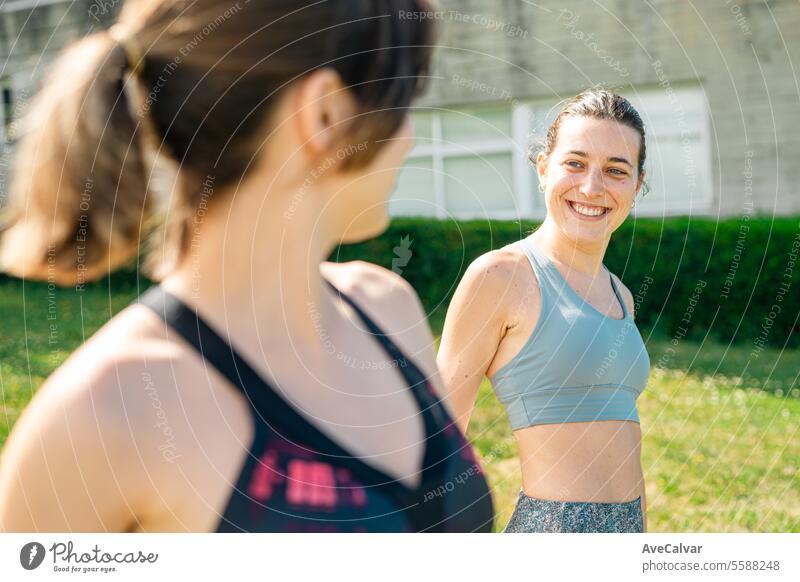 Zwei Freunde amüsieren sich beim Aufwärmen vor dem Training, das von einem Profi durchgeführt wird Gesundheit Frau Fitness Frauen jung Sport Person sportlich