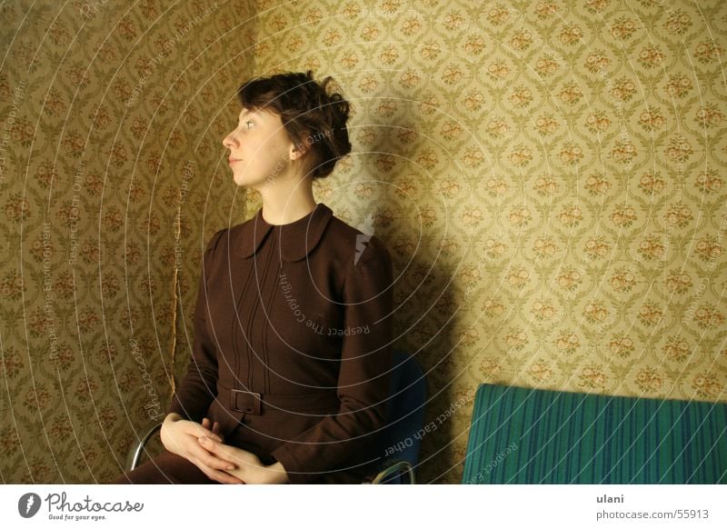 im warteraum, dan warte ich halt Frau aufstehen Kleid Silhouette warten sitzen Tapete bl&#1069 mchentapete Profil Stolz
