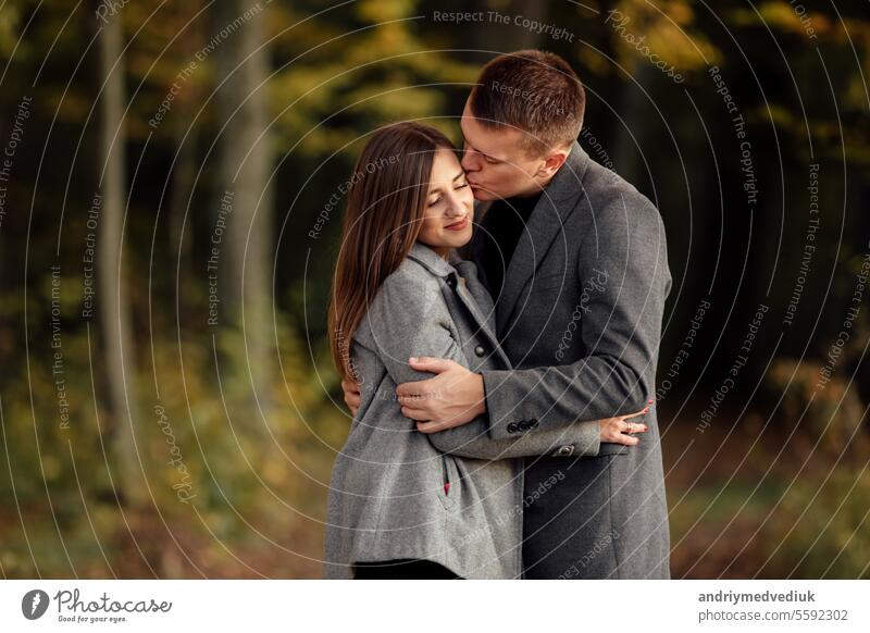 Schönes junges Paar Mann und Frau in der Liebe. Freund und Freundin umarmen zusammen im Park auf Herbst sonnigen Tag. Zärtlichkeit und Glück. romantisch