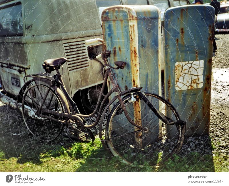 Etwas angerostet Fahrrad Schrott Zapfsäule kaputt retro old-school Rust Rost bulli t1 bicycle wheel scrap iron gasoline