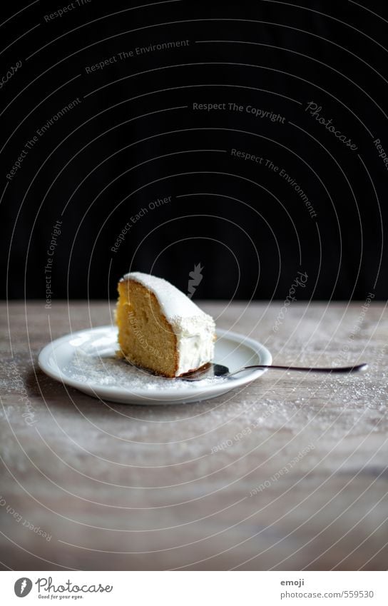 Winterkuchen Kuchen Dessert Süßwaren kuchenstück Tortenstück Tortenheber Ernährung Teller lecker süß schwarz weiß Farbfoto Gedeckte Farben Innenaufnahme