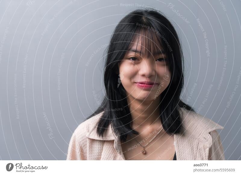 Happy Asian Teen Girl in Closeup Portrait auf Hintergrund. Frau Schönheit Gesicht Mädchen Menschen Person Porträt hübsch Erwachsener attraktiv heiter niedlich