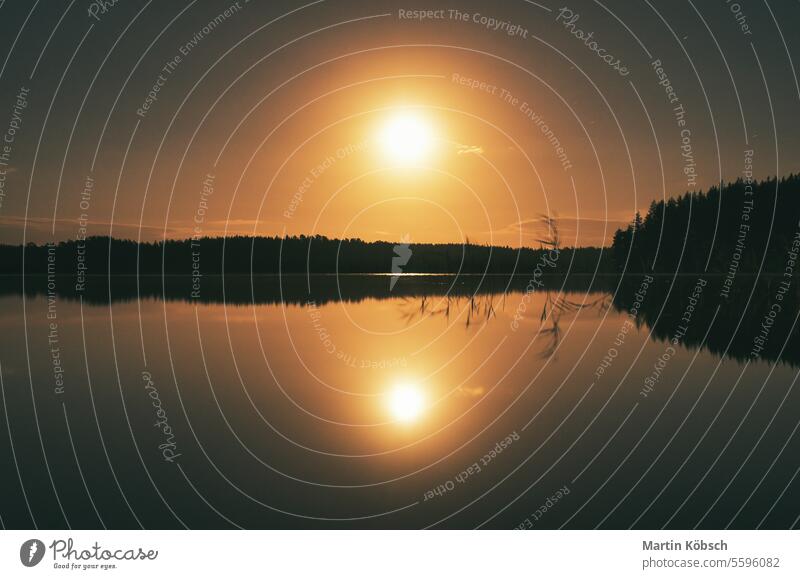Skandinavien See Reflexion & Spiegelung Sonnenuntergang kleinund reisen Schweden Leichtigkeit Urlaub Wasser Wald neu erstellen Natur Licht sehen romantisch