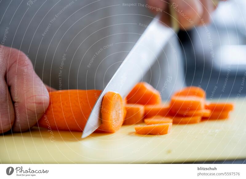 Frische Karotte wird geschnitten Lebensmittel Gemüse Farbfoto Nahrungsmittel Bioprodukte Vegetarische Ernährung Gesundheit Vegane Ernährung Foodfotografie