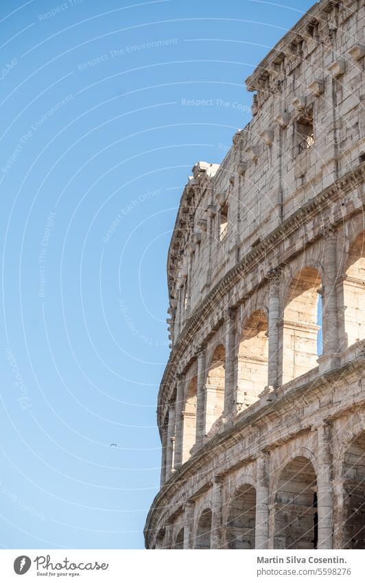 Außenpanorama des römischen Kolosseums an einem sonnigen Tag in Rom, Italien Amphitheater antik Bogen Archäologie Architektur Arena Gebäude Großstadt Kolosseo