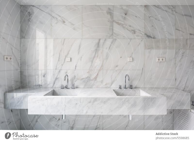 Doppelwaschbecken aus Marmor im weiß gefliesten Badezimmer Penthouse Waschbecken Wasserhahn modern Murmel Waschtisch verdoppeln rostfrei Stahl
