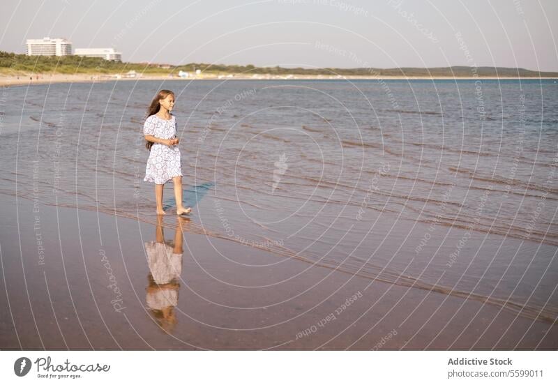 Kind Mädchen mit langen Haaren im Freien heiter Ferien sich[Akk] entspannen Sonnenuntergang Kleinkind ruhen Seeküste Meeresufer Meereslandschaft Wellen