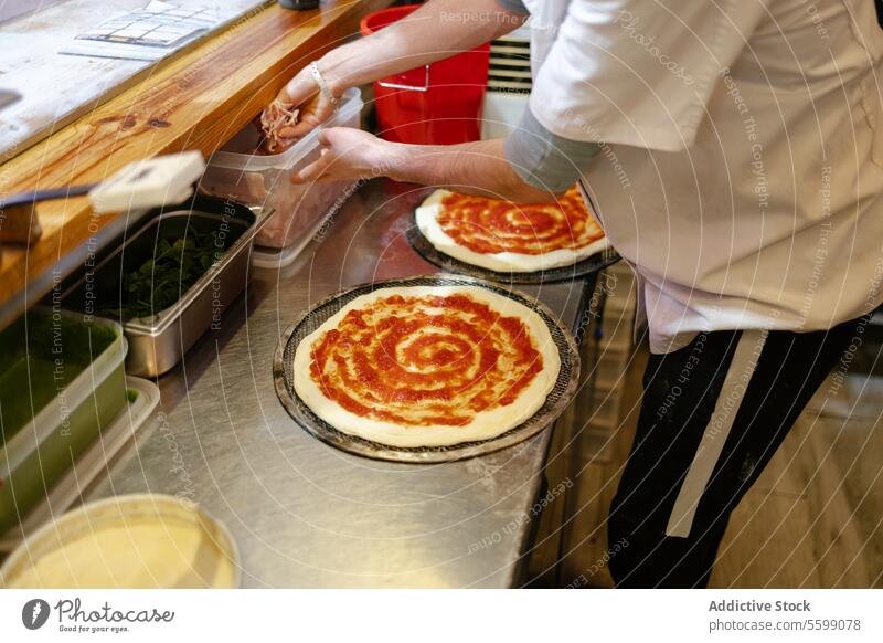 Die Hände des Bäckers nehmen den Schinken aus dem Behälter Pizza Mann Lebensmittel Pizzeria Zutaten Tomate Saucen Restaurant Küche vorbereitend Italienisch