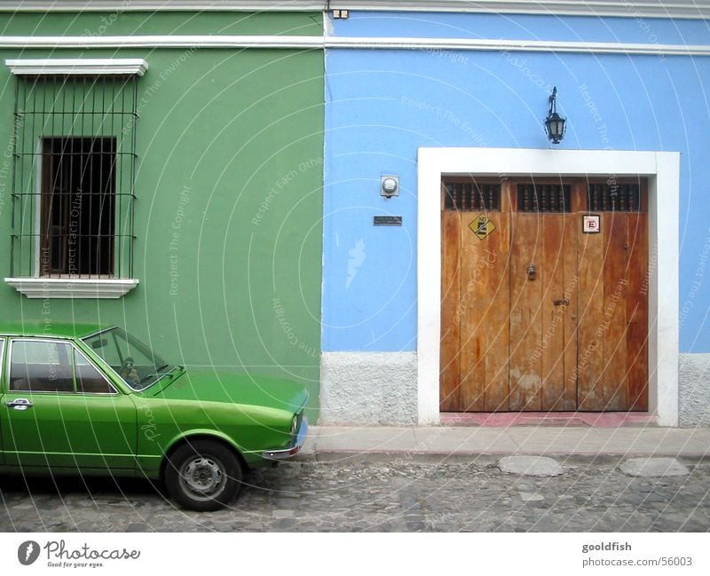 farblich parken grün Kolonialstil Ferien & Urlaub & Reisen Eingang Fenster Willkommen Hintergrundbild Siebziger Jahre blau PKW alt Tür Stein Antigua Architektur