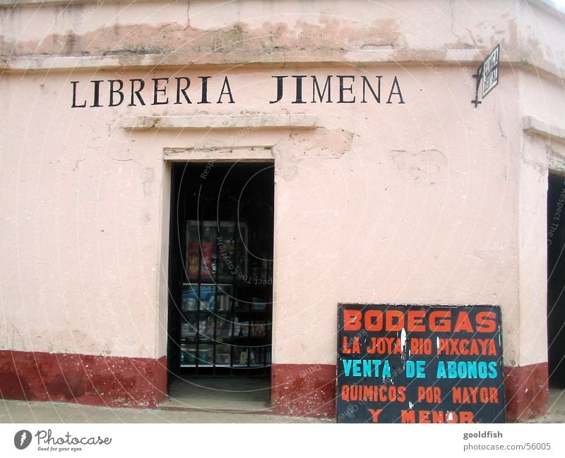 herzlich willkommen Haus Kiosk Eingang Dorf rot rosa Ladengeschäft Willkommen Ruine Wand Mittelamerika Guatemala alt altes haus Schilder & Markierungen Tür Ecke
