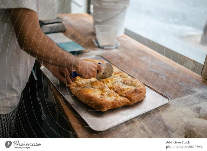 Detailaufnahme der Hände beim Schneiden einer Pizza Lebensmittel frisch Käse Nahaufnahme Kutter Italienisch Restaurant Abendessen traditionell Mahlzeit lecker