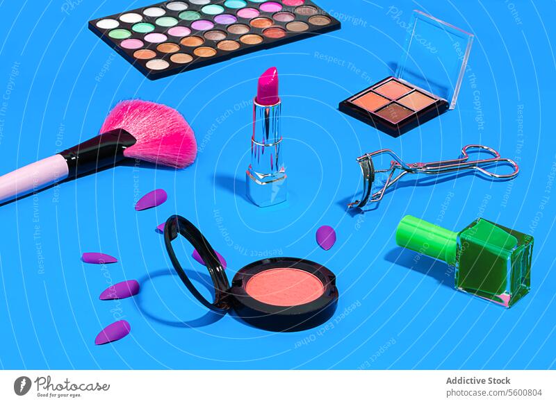 Beauty-Produkte Make-up-Pinsel, Lippenstift und Nagellack auf blauem Hintergrund Schönheit Bürste nageln polnisch erröten Lidschatten Palette Wimpern