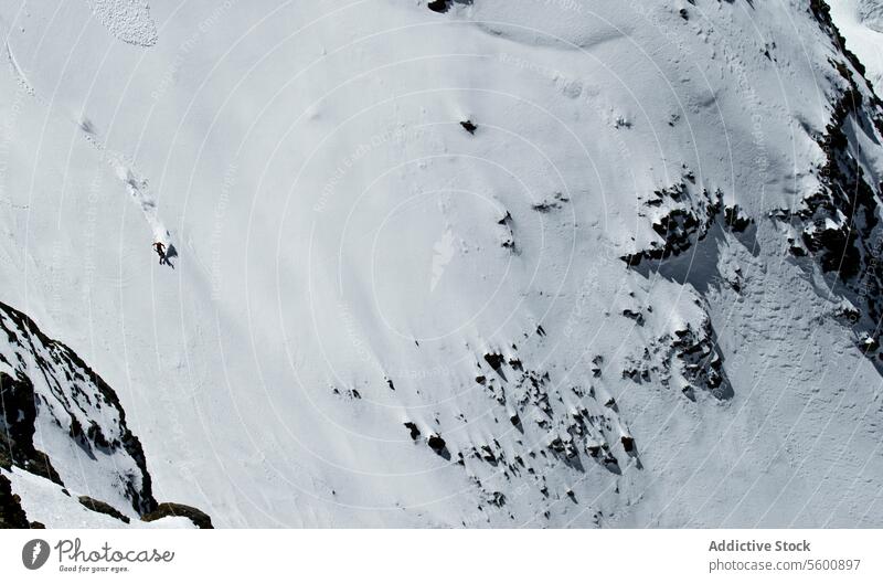 Blick von oben auf anonyme Person Skifahren auf verschneiten Berg in den Schweizer Alpen an einem sonnigen Tag Skifahrer Schnee Berge u. Gebirge Winter Urlaub