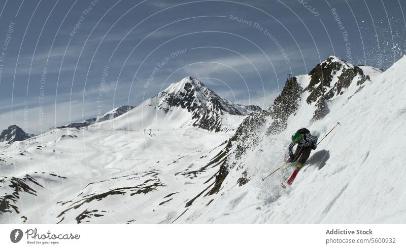 Anonyme Person beim Skifahren auf einem verschneiten Berg in den Schweizer Alpen an einem sonnigen Tag Skifahrer Schnee Berge u. Gebirge Winter Urlaub genießen