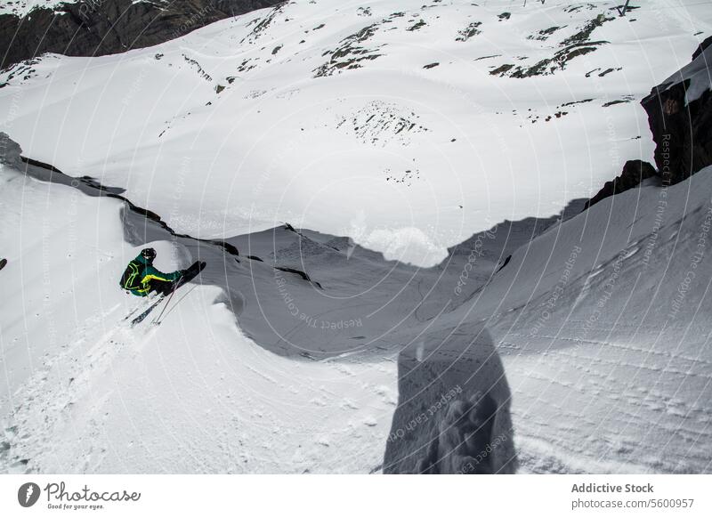 Von oben anonymer Skifahrer auf verschneiter Piste an einem Wintertag in einem Skigebiet in den Schweizer Alpen Skifahren Sport Schnee Berge u. Gebirge Berghang