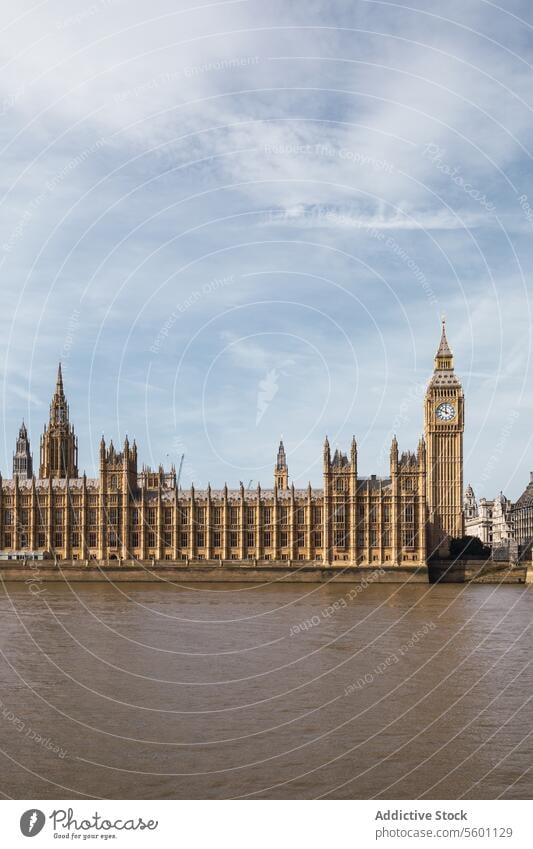Ikonischer Blick auf die Houses of Parliament und Big Ben in London Die Themse tagsüber Skyline Architektur Wahrzeichen Gebäude Regierung Historie reisen