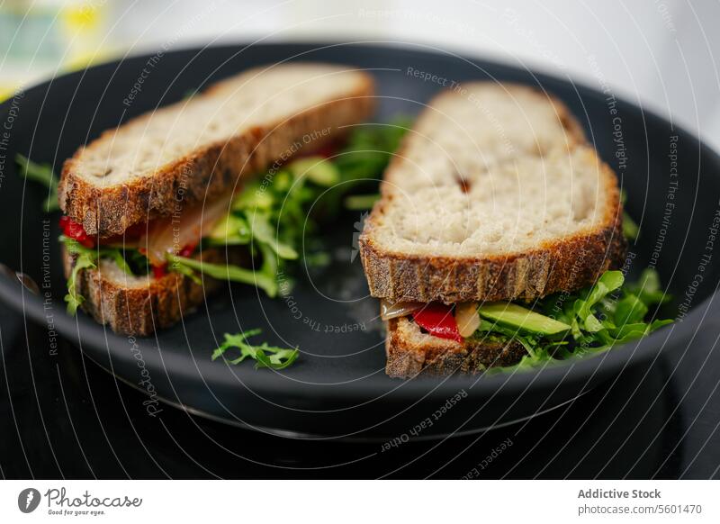 Zwei Gemüse-Sandwiches in einer Pfanne Belegtes Brot Veganer Küchenchef Koch Essen zubereiten Lebensmittel professionell Restaurant Arbeit Speise Beruf Job