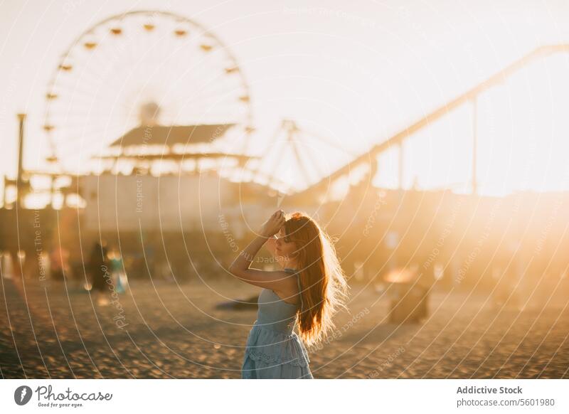 Spaziergang bei Sonnenuntergang am Santa Monica Pier Frau Riesenrad Silhouette goldene Stunde Los Angeles USA Strand schlendern Gelassenheit Windstille Sommer