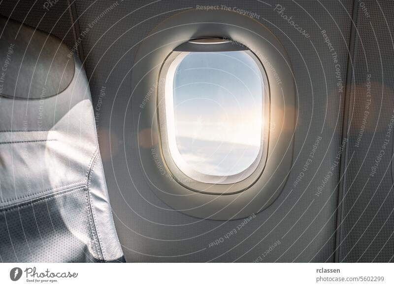 Leeren Sitz im Flugzeug während des schönen Sonnenuntergangs. Reise-und Airline-Business-Konzept Bild Ebene Passagier reisen Sonnenaufgang Ausflug Fluggerät