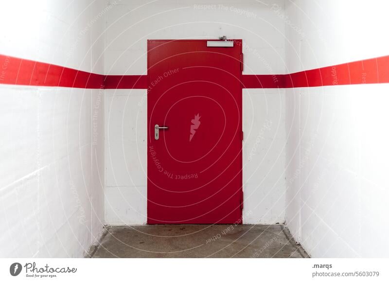 Rote Tür rot Zentralperspektive Türgriff Wand minimalistisch Ausgang Eingang Portal geheimnisvoll Symmetrie Linie weiß Ziel roter Faden Symbole & Metaphern