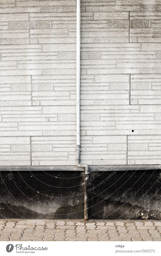 Fallrohr Menschenleer Bauwerk Gebäude Architektur Mauer Wand Fassade Regenrohr dünn hoch lang rund trist grau schwarz Farbfoto Gedeckte Farben Außenaufnahme