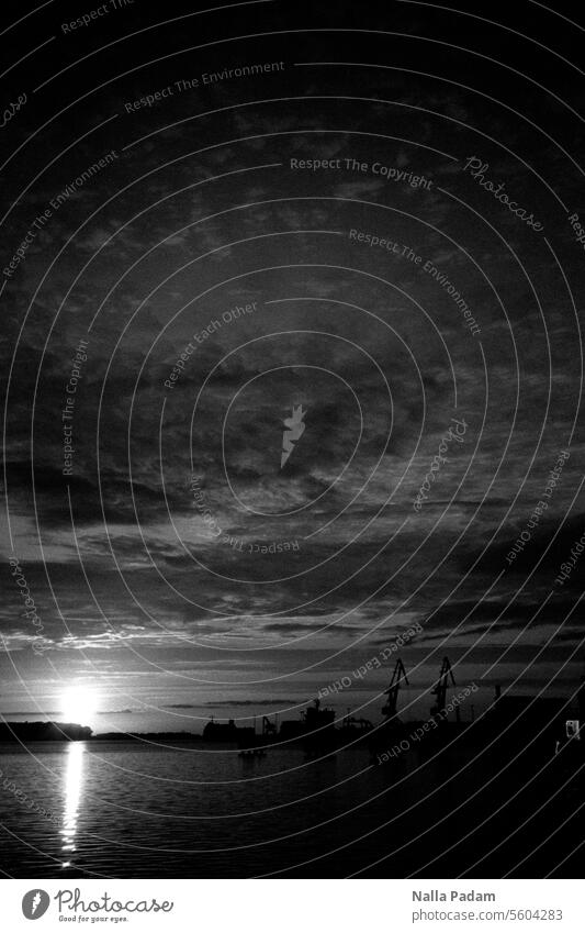 Sonnenuntergang in Wismar analog Analogfoto sw schwarzweiß Schwarzweißfoto Hafen Kran Abend Sommer Hanse Hansestadt Industrie Wasser Himmel Wolken Licht