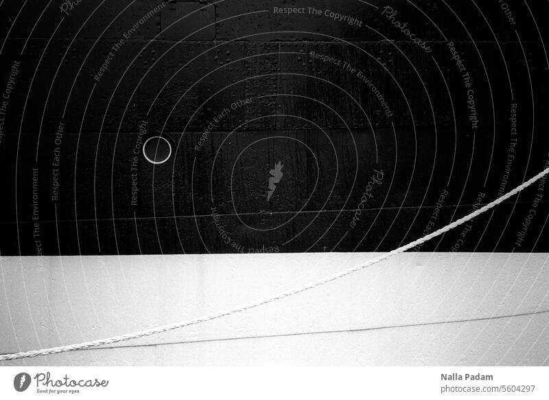 Außenwand eines Schiffes nebst Tau und Bullauge analog Analogfoto sw Schwarzweißfoto schwarzweiß Wand Linie Seil Fenster Passat Außenaufnahme