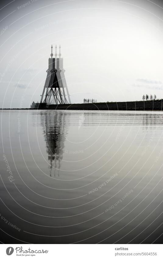 Kugelbake CUX | Zitterversion II Cuxhaven Schwarzweißfoto Experiment Spiegelung Pfütze Watt Wasser Meer Nordsee Markierung Schifffahrt Schifffahrtszeichen