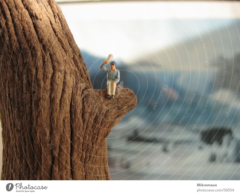 Luftschnapper Modellfigur Eisenbahn Spielzeug Figur Mann Berge u. Gebirge winken Holz Baumstamm Hintergrundbild Gemälde Bild Gruß oben Zeitung sitzen