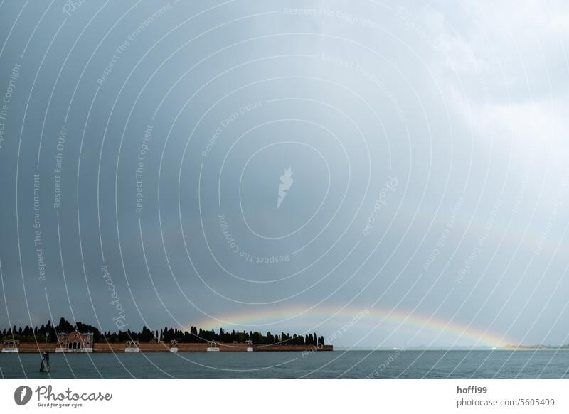 Regenbogen über Venedig Insel regnerisches Wetter schlechtes Wetter Regentag nass grau