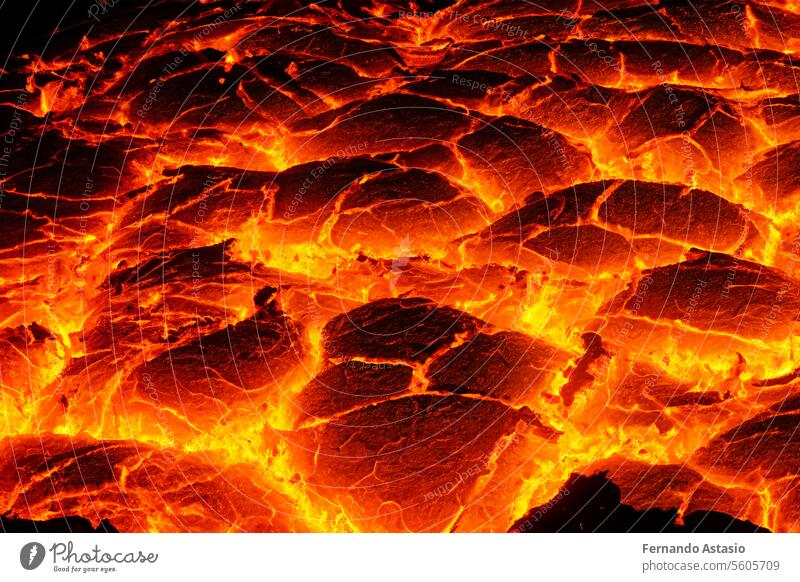 Ätna. Sie stürzen mit Magma an den Wänden des Vulkankegels um. Heiße Wäsche. Neue Eruption. 2023. Heiße Felsen. vulkanisch Sizilien Asche Krater Rauch Natur