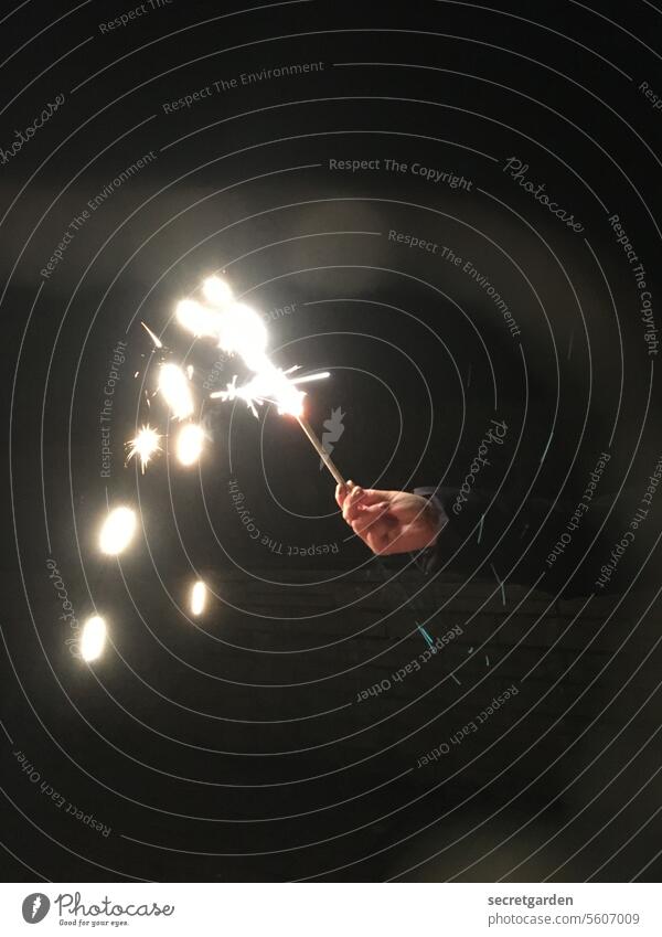 Geister verjagen Silvester u. Neujahr Feuerwerk Licht Funken Feste & Feiern Brand Party Explosion Pyrotechnik Nacht leuchten Nachthimmel dunkel Farbfoto