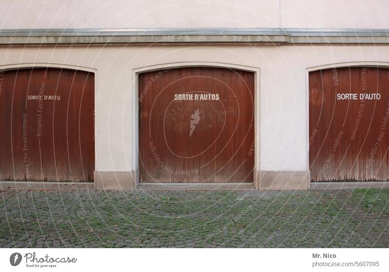 in Frankreich Hinweisschild Schriftzeichen Haus Garage Schild Schilder & Markierungen Französisch Gebäude Typographie nebeneinander fassade Architektur Ausfahrt