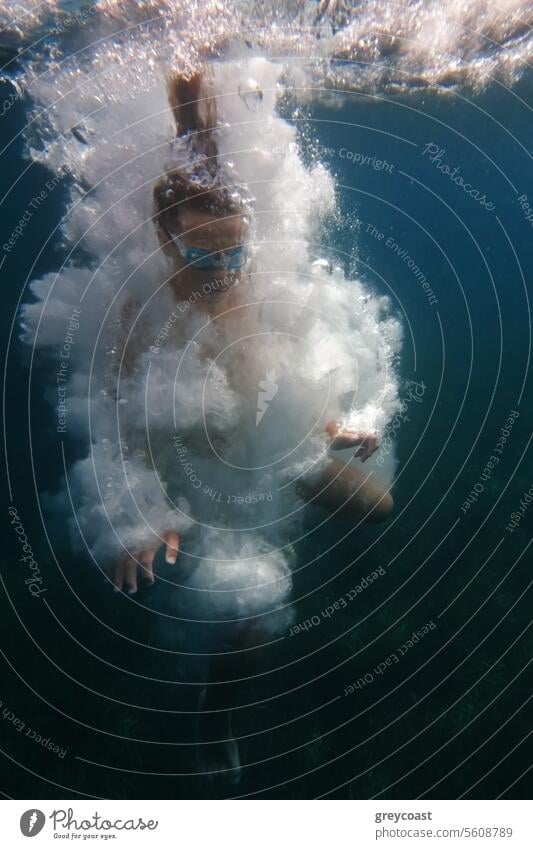Unterwasserschwimmer umgeben von Blasen unter Wasser Schwimmer Junge Urlaub sich[Akk] entspannen Abenteuer Air aquatisch Schaumblase Sinkflug Taucher Tauchen