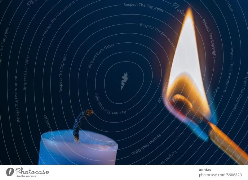 Wärmendes |ein Lichtlein brennt Kerze Licht Feuer Flamme heiß Streichholz blsu Dunkelheit Licht Kerzenflamme Kerzendocht Stimmung Docht Hoffnung brennen