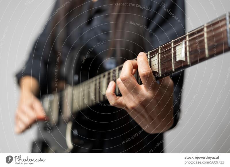 Detail der Hände einer Gitarristin beim Spielen von Akkorden auf der E-Gitarre Gitarrenspieler Musical Frau Musiker Felsen Instrument Klang Konzert Spieler