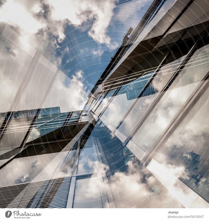 Verspiegelt Schönes Wetter Himmel Wolken Immobilienmarkt Moderne Architektur Gebäude hoch Hochhaus Fenster himmelwärts modern Fassade Perspektive Zukunft