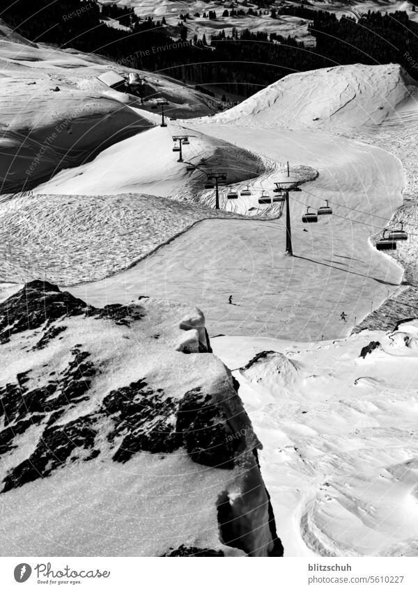 Skifahren mit viel Platz für Schwünge Schnee Berge u. Gebirge Winter Skifahrer kalt Sport Landschaft Himmel Natur Alpen Aktivität alpin Urlaub Schwarzweißfoto