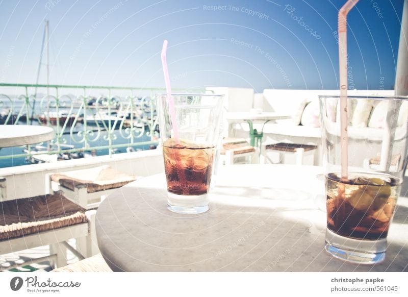 Zwei kalte koffeinhaltige Erfrischungsgetränke, bitte! Getränk Limonade Cola Glas Trinkhalm Zufriedenheit Ferien & Urlaub & Reisen Ausflug Sommer Sommerurlaub