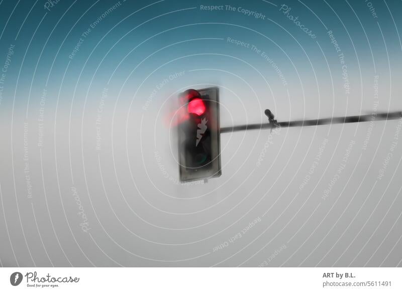 Es ist rot... ampel verkehr verkehrsregelung straße nebel nebelig wetter sicht freie sicht unscharf unscharfe sicht jahreszeit wetteränderung sichtweise