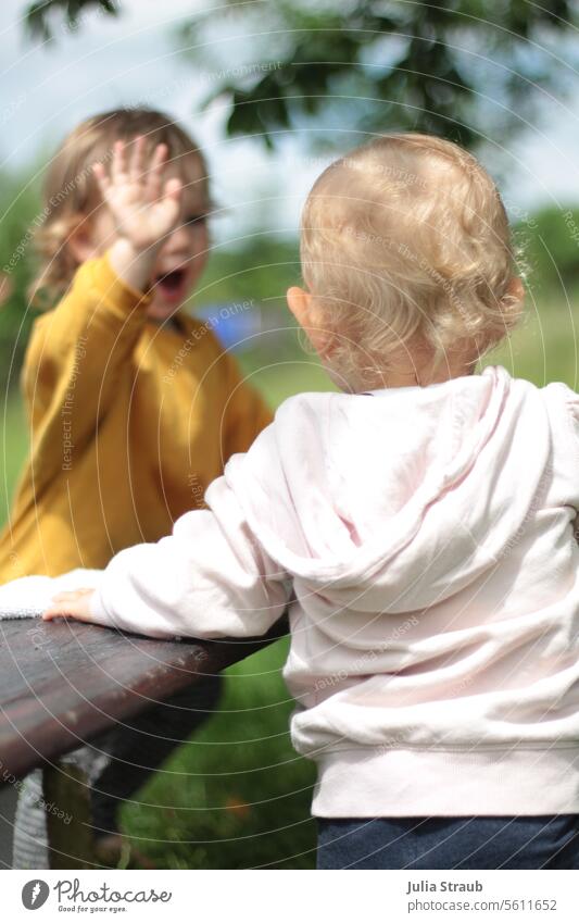 High five Kinder Kindheit Spielen streiten unterhaltung Bank Sommer draußen Garten