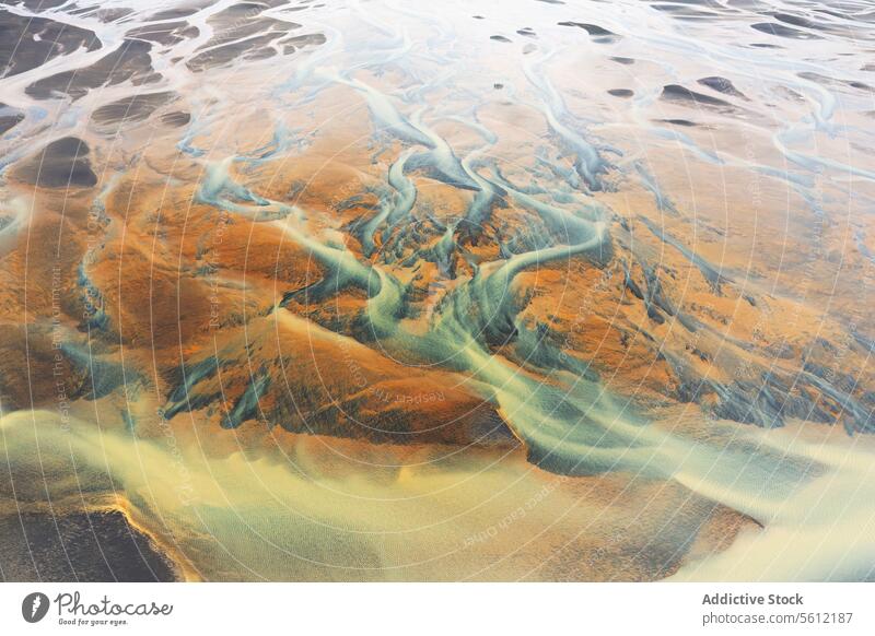 Sedimentmuster aus der Luft in einem isländischen Flusseinzugsgebiet Island Luftaufnahme Muster abstrakt Natur Landschaft Erde Wasser Detailaufnahme Textur
