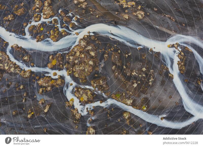 Luftaufnahme eines Flussbeckens in der zerklüfteten Landschaft Islands Becken Antenne Ansicht vulkanisch Gelände Muster kompliziert Wasser strömen Natur
