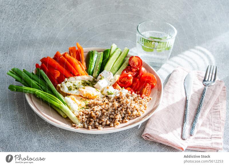 Buntes und nahrhaftes 7-Zutaten-Frühstückskonzept mit Gemüse, Käse und Eiern Gesundheit Kirschtomate Minigurke Frühlingszwiebel rote Paprika Schafskäse gekocht