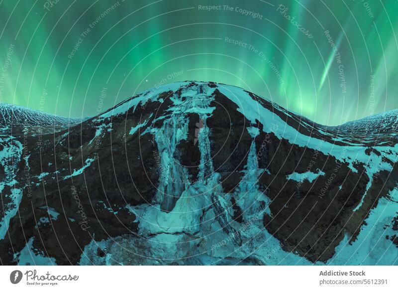 Majestätische Nordlichter über verschneiten isländischen Bergen Aurora Island Berge u. Gebirge Schnee Nachthimmel arktische Landschaft natürliche Schönheit