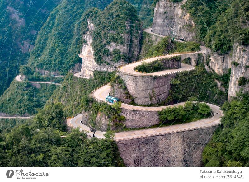 Heaven Linking Avenue auf dem Berg Tianmen, China Berge u. Gebirge zhangjiajie Felsen Asien grün Wald Straße Sightseeing Natur Landschaft gefährlich im Freien